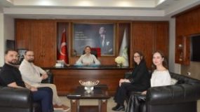 Yüzme eğitmenleri, Nazilli Kaymakamı Huriye Küpeli Kan’ı makamında ziyaret ettiler.