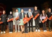 Nazilli’de, öğrencilerin muhteşem gösteriyle; İstiklal Marşının, 105. yıldönümü kutlandı.