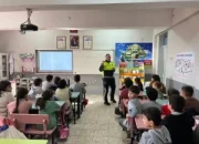 ilkokul öğrencilerine güvenli trafik eğitimi verildi.