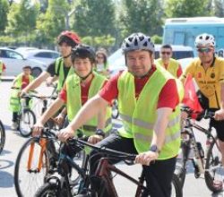 Aydın Efeler’de, Sağlık Bakanlığının “Hareket Yaşını Öğren, Sağlıklı Yaşa” Kampanyası kapsamında Bisiklet turu düzenlendi.