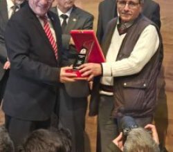 Gazeteci Arkadaşımız Bahattin Albayrak’a 40. Yıl Onur Plaketi verildi.