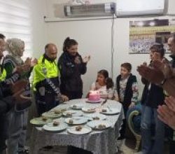 Nazilli’de, polis haftasında, engelli kıza sürpriz doğum günü kutlaması yapıldı.