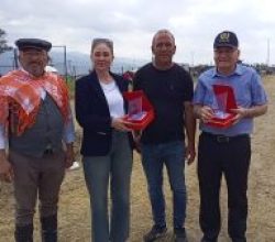 Nazilli’de; Ege Bölgesinden gelen atlar, Sümer At Yarış sahasında, kıyasıya yarıştılar. 