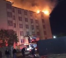 Nazilli’de; Fen Lisesi pansiyon binasında, akşam çıkan yangında, binanın çatısı komple yandı.