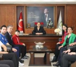 Nazilli’de şampiyon olan sporcular, Kaymakam Huriye Küpeli Kan’ı makamında ziyaret ettiler.